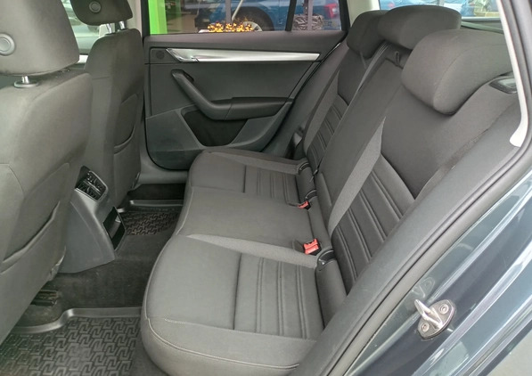Skoda Octavia cena 57900 przebieg: 131271, rok produkcji 2019 z Ustroń małe 466